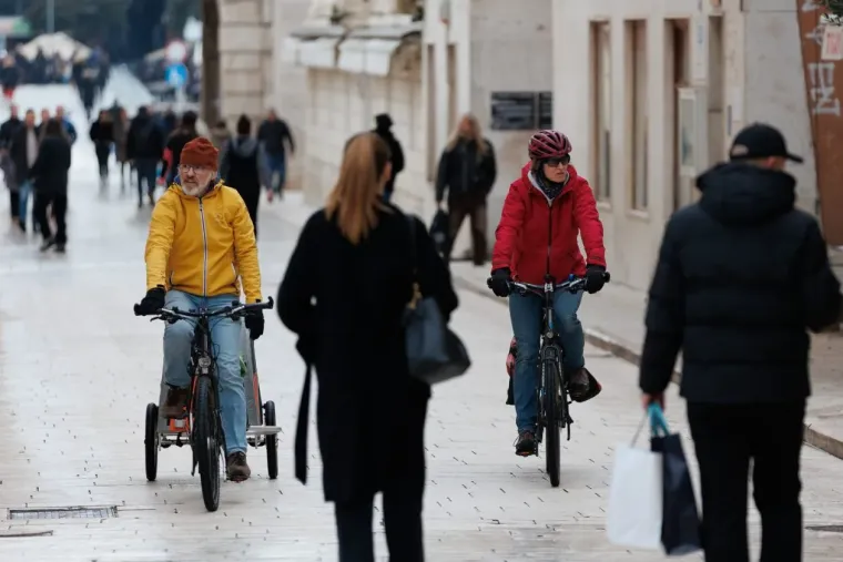 Dok se drugi smrzavaju zbog minusa, u Zadru se nose minice: Ljepotica u bundi pokorila &scaron;picu