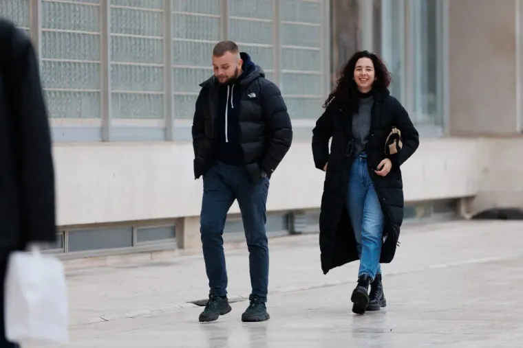 Dok se drugi smrzavaju zbog minusa, u Zadru se nose minice: Ljepotica u bundi pokorila &scaron;picu