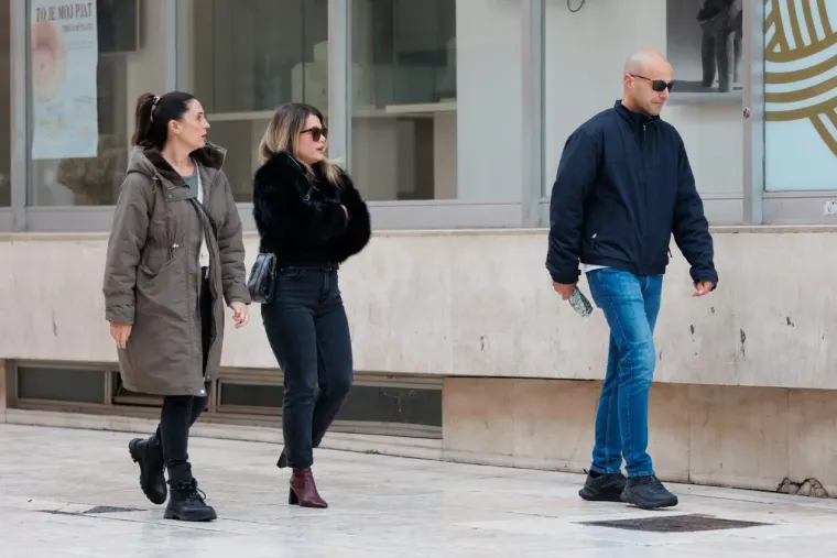 Dok se drugi smrzavaju zbog minusa, u Zadru se nose minice: Ljepotica u bundi pokorila &scaron;picu