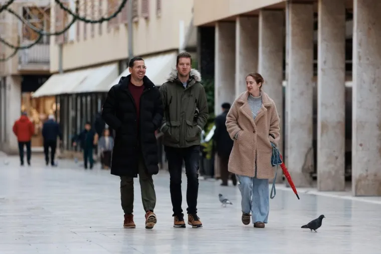 Dok se drugi smrzavaju zbog minusa, u Zadru se nose minice: Ljepotica u bundi pokorila &scaron;picu