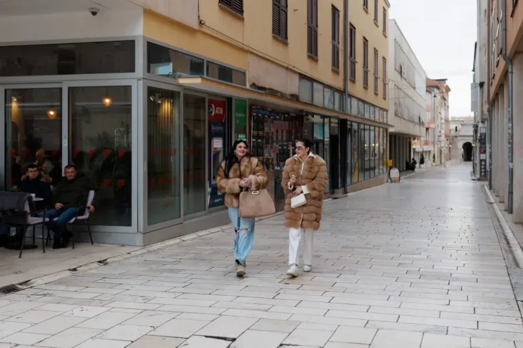 Dok se drugi smrzavaju zbog minusa, u Zadru se nose minice: Ljepotica u bundi pokorila &scaron;picu