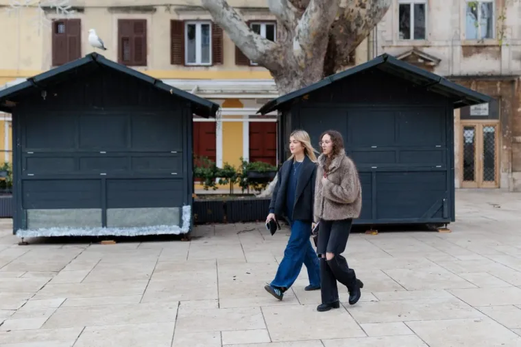 Dok se drugi smrzavaju zbog minusa, u Zadru se nose minice: Ljepotica u bundi pokorila &scaron;picu