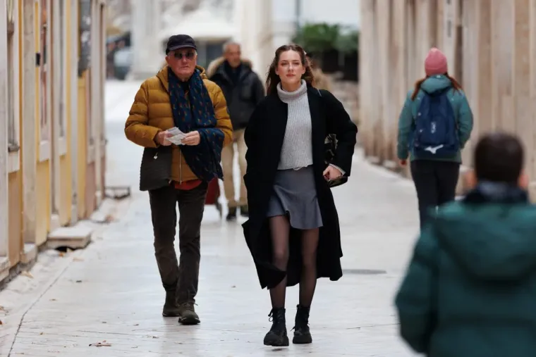 Dok se drugi smrzavaju zbog minusa, u Zadru se nose minice: Ljepotica u bundi pokorila &scaron;picu