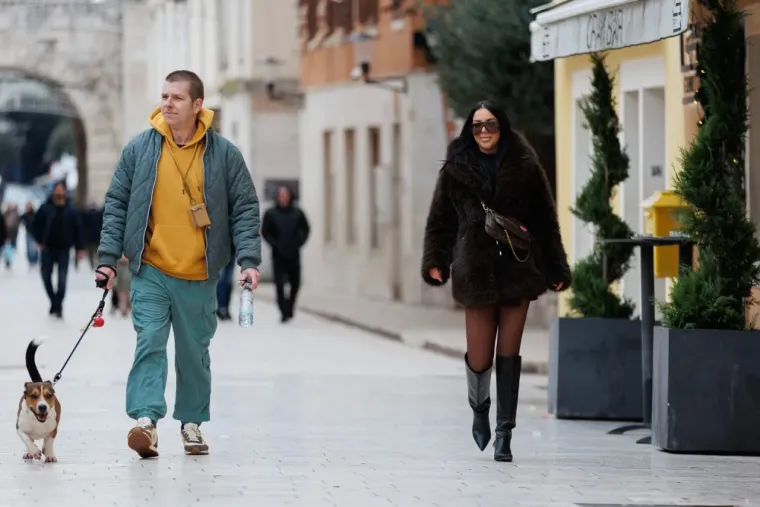 Dok se drugi smrzavaju zbog minusa, u Zadru se nose minice: Ljepotica u bundi pokorila &scaron;picu