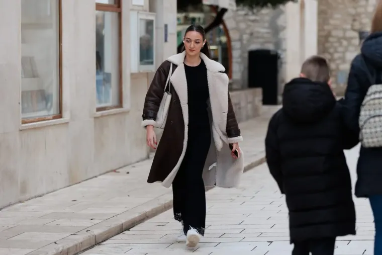 Dok se drugi smrzavaju zbog minusa, u Zadru se nose minice: Ljepotica u bundi pokorila &scaron;picu