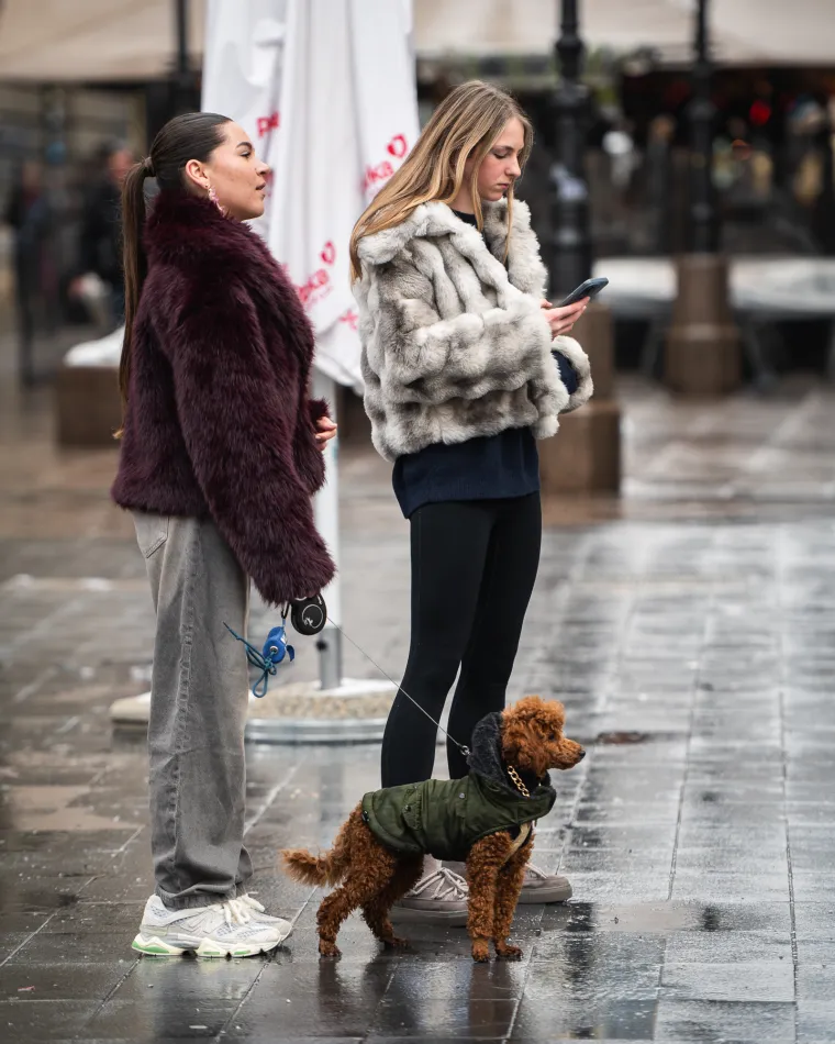 Dame u Zagrebu su se pripremile za hladnoću: Zasjale na &scaron;pici u crnom od glave do pete