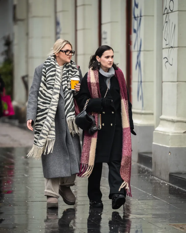 Dame u Zagrebu su se pripremile za hladnoću: Zasjale na &scaron;pici u crnom od glave do pete