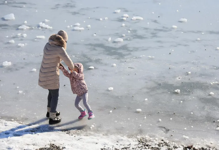 Vri&scaron;te upozorenja, a pogledajte prizore s Jaruna: Ljudi hodaju jezerom, a led puca...