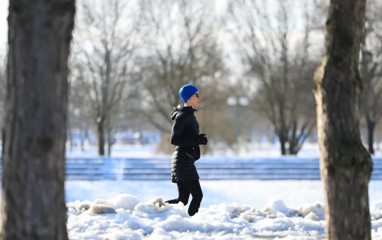 Vri&scaron;te upozorenja, a pogledajte prizore s Jaruna: Ljudi hodaju jezerom, a led puca...