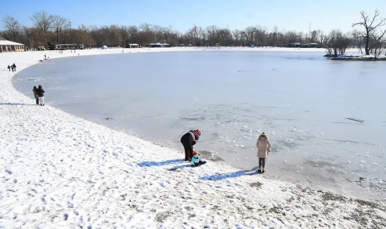 Vri&scaron;te upozorenja, a pogledajte prizore s Jaruna: Ljudi hodaju jezerom, a led puca...