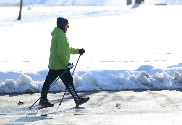Vri&scaron;te upozorenja, a pogledajte prizore s Jaruna: Ljudi hodaju jezerom, a led puca...