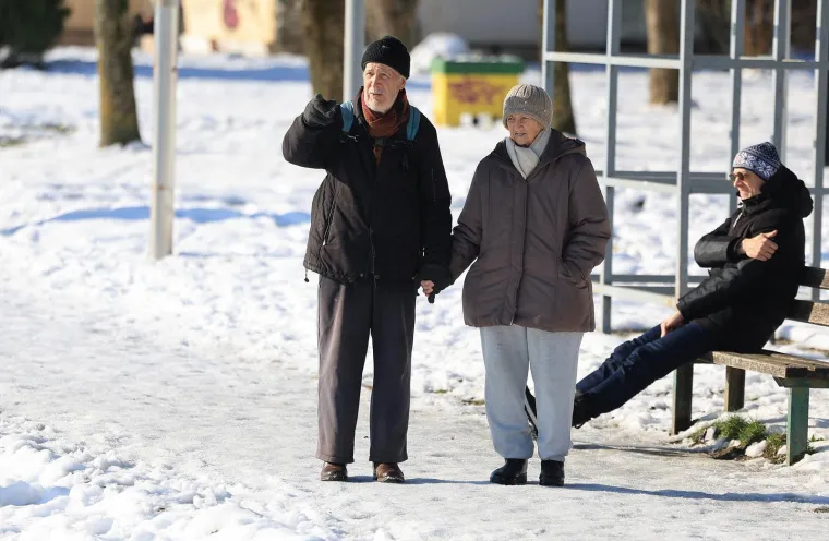 Vri&scaron;te upozorenja, a pogledajte prizore s Jaruna: Ljudi hodaju jezerom, a led puca...