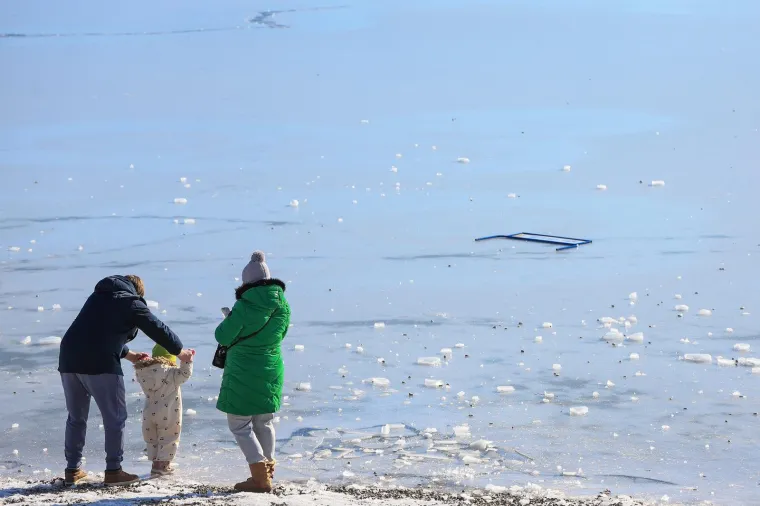 Vri&scaron;te upozorenja, a pogledajte prizore s Jaruna: Ljudi hodaju jezerom, a led puca...