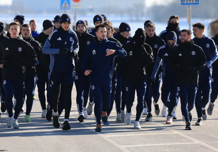 Vri&scaron;te upozorenja, a pogledajte prizore s Jaruna: Ljudi hodaju jezerom, a led puca...