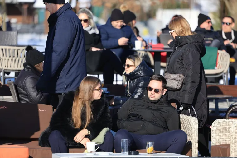 Vri&scaron;te upozorenja, a pogledajte prizore s Jaruna: Ljudi hodaju jezerom, a led puca...