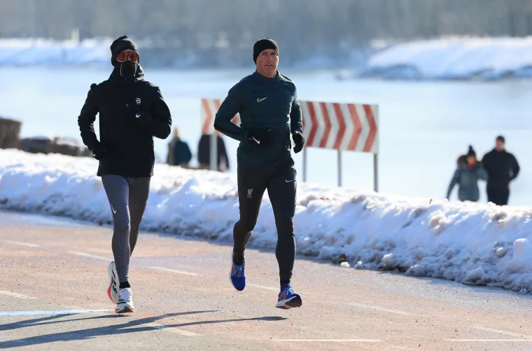 Vri&scaron;te upozorenja, a pogledajte prizore s Jaruna: Ljudi hodaju jezerom, a led puca...