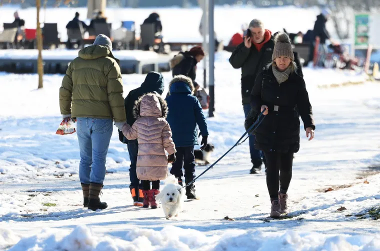 Vri&scaron;te upozorenja, a pogledajte prizore s Jaruna: Ljudi hodaju jezerom, a led puca...