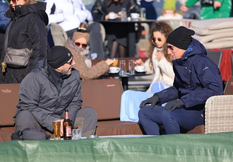 Vri&scaron;te upozorenja, a pogledajte prizore s Jaruna: Ljudi hodaju jezerom, a led puca...