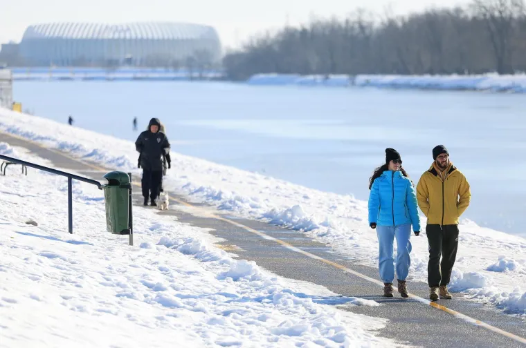 Vri&scaron;te upozorenja, a pogledajte prizore s Jaruna: Ljudi hodaju jezerom, a led puca...