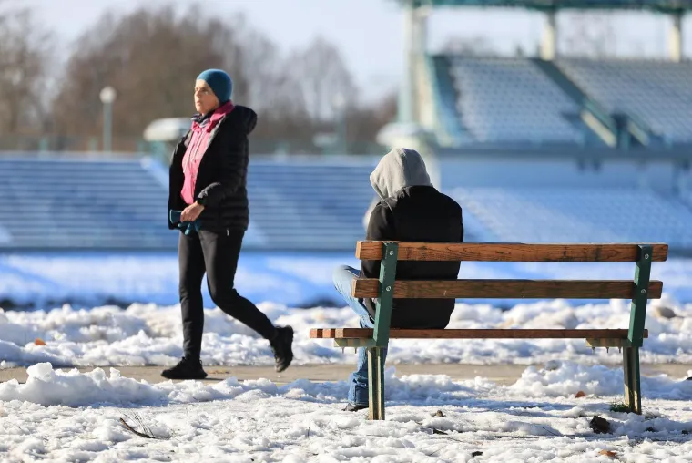 Vri&scaron;te upozorenja, a pogledajte prizore s Jaruna: Ljudi hodaju jezerom, a led puca...
