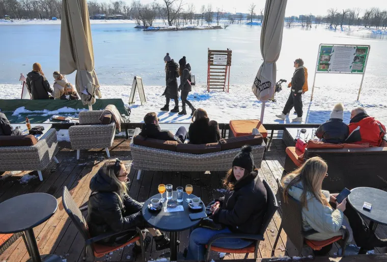 Vri&scaron;te upozorenja, a pogledajte prizore s Jaruna: Ljudi hodaju jezerom, a led puca...