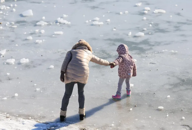 Vri&scaron;te upozorenja, a pogledajte prizore s Jaruna: Ljudi hodaju jezerom, a led puca...