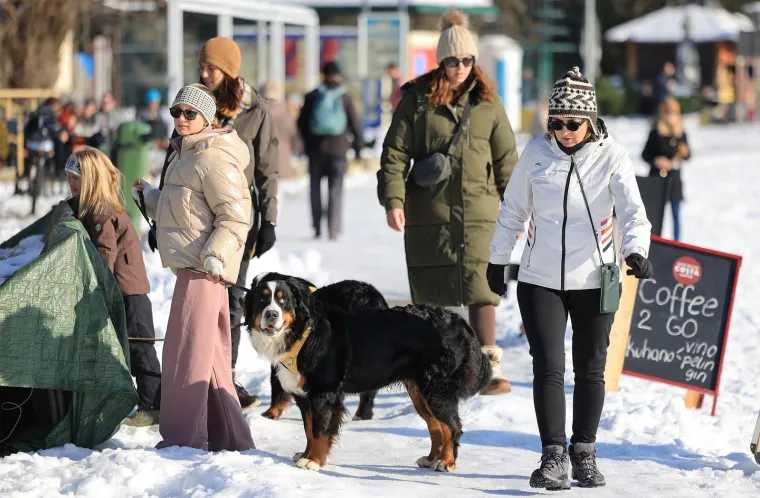 Vri&scaron;te upozorenja, a pogledajte prizore s Jaruna: Ljudi hodaju jezerom, a led puca...