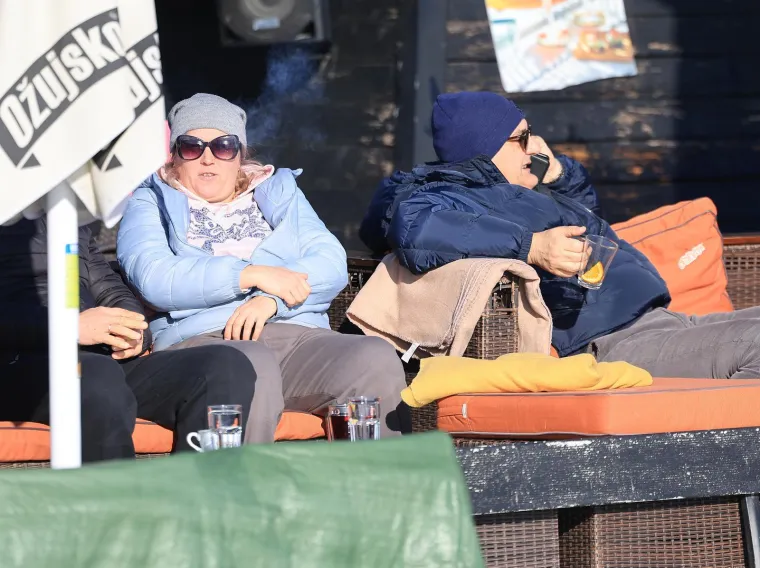 Vri&scaron;te upozorenja, a pogledajte prizore s Jaruna: Ljudi hodaju jezerom, a led puca...