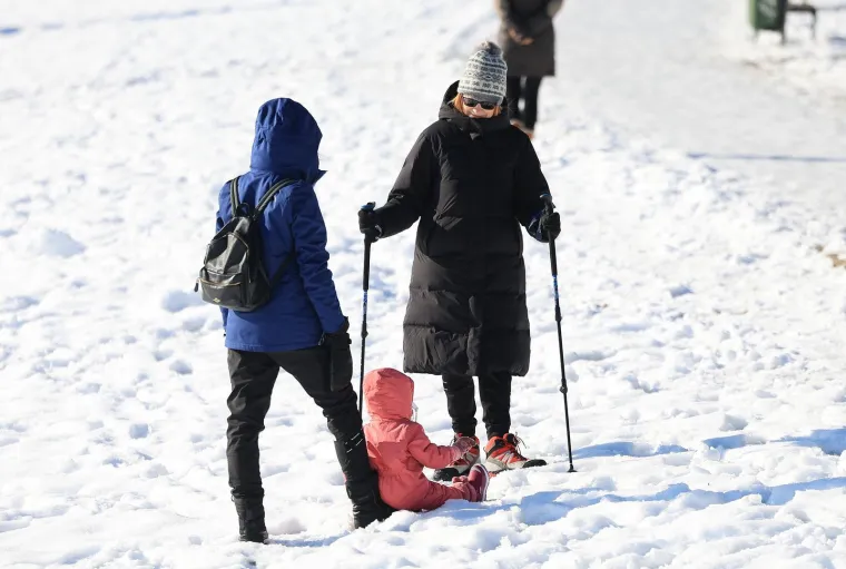 Vri&scaron;te upozorenja, a pogledajte prizore s Jaruna: Ljudi hodaju jezerom, a led puca...