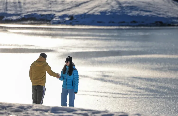 Vri&scaron;te upozorenja, a pogledajte prizore s Jaruna: Ljudi hodaju jezerom, a led puca...