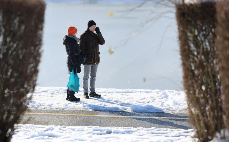 Vri&scaron;te upozorenja, a pogledajte prizore s Jaruna: Ljudi hodaju jezerom, a led puca...