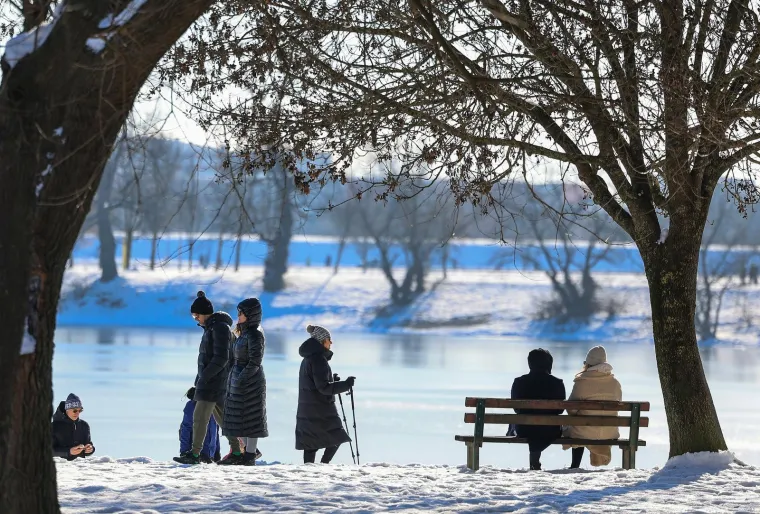 Vri&scaron;te upozorenja, a pogledajte prizore s Jaruna: Ljudi hodaju jezerom, a led puca...