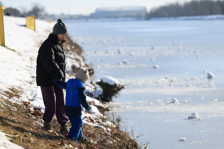 Vri&scaron;te upozorenja, a pogledajte prizore s Jaruna: Ljudi hodaju jezerom, a led puca...