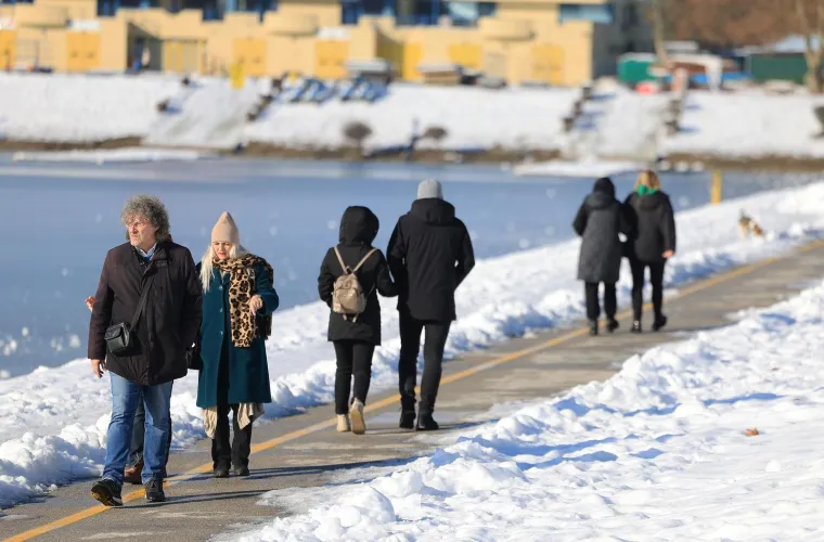 Vri&scaron;te upozorenja, a pogledajte prizore s Jaruna: Ljudi hodaju jezerom, a led puca...