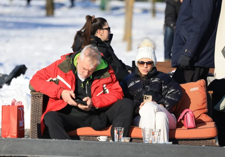 Vri&scaron;te upozorenja, a pogledajte prizore s Jaruna: Ljudi hodaju jezerom, a led puca...