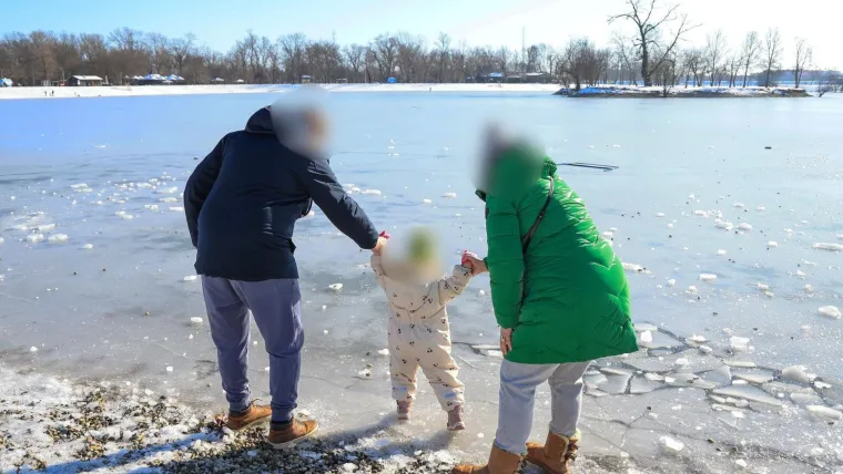 Vri&scaron;te upozorenja, a pogledajte prizore s Jaruna: Ljudi hodaju jezerom, a led puca...