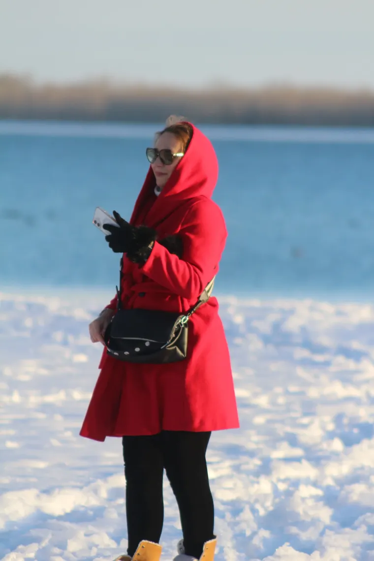 Bome hrabro: Djevojka navukla klizaljke i iza&scaron;la na zaleđeno jezero!