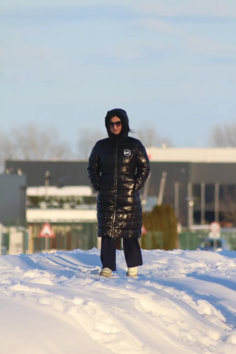 Bome hrabro: Djevojka navukla klizaljke i iza&scaron;la na zaleđeno jezero!