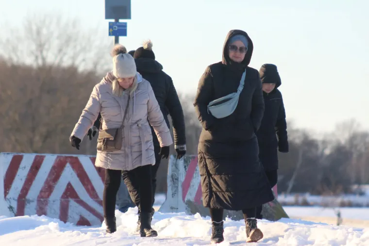 Bome hrabro: Djevojka navukla klizaljke i iza&scaron;la na zaleđeno jezero!