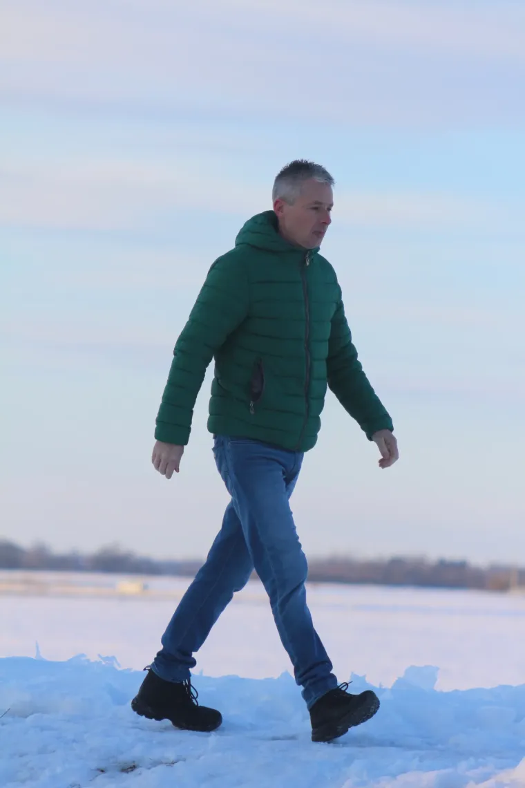 Bome hrabro: Djevojka navukla klizaljke i iza&scaron;la na zaleđeno jezero!