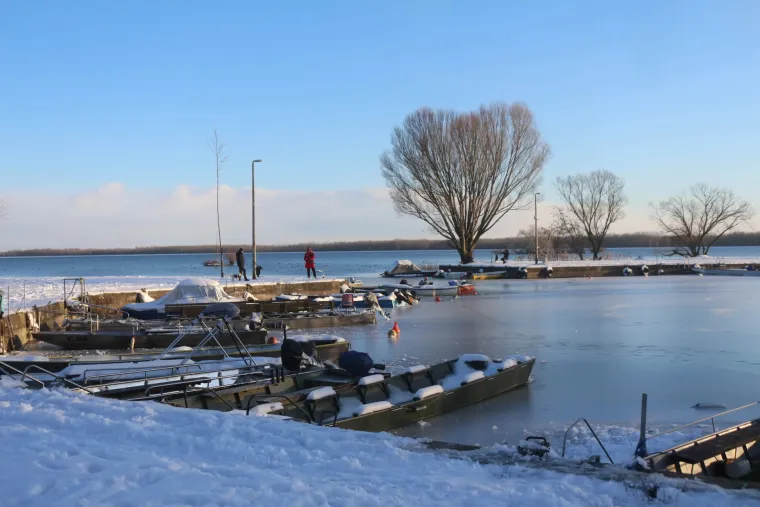 Bome hrabro: Djevojka navukla klizaljke i iza&scaron;la na zaleđeno jezero!