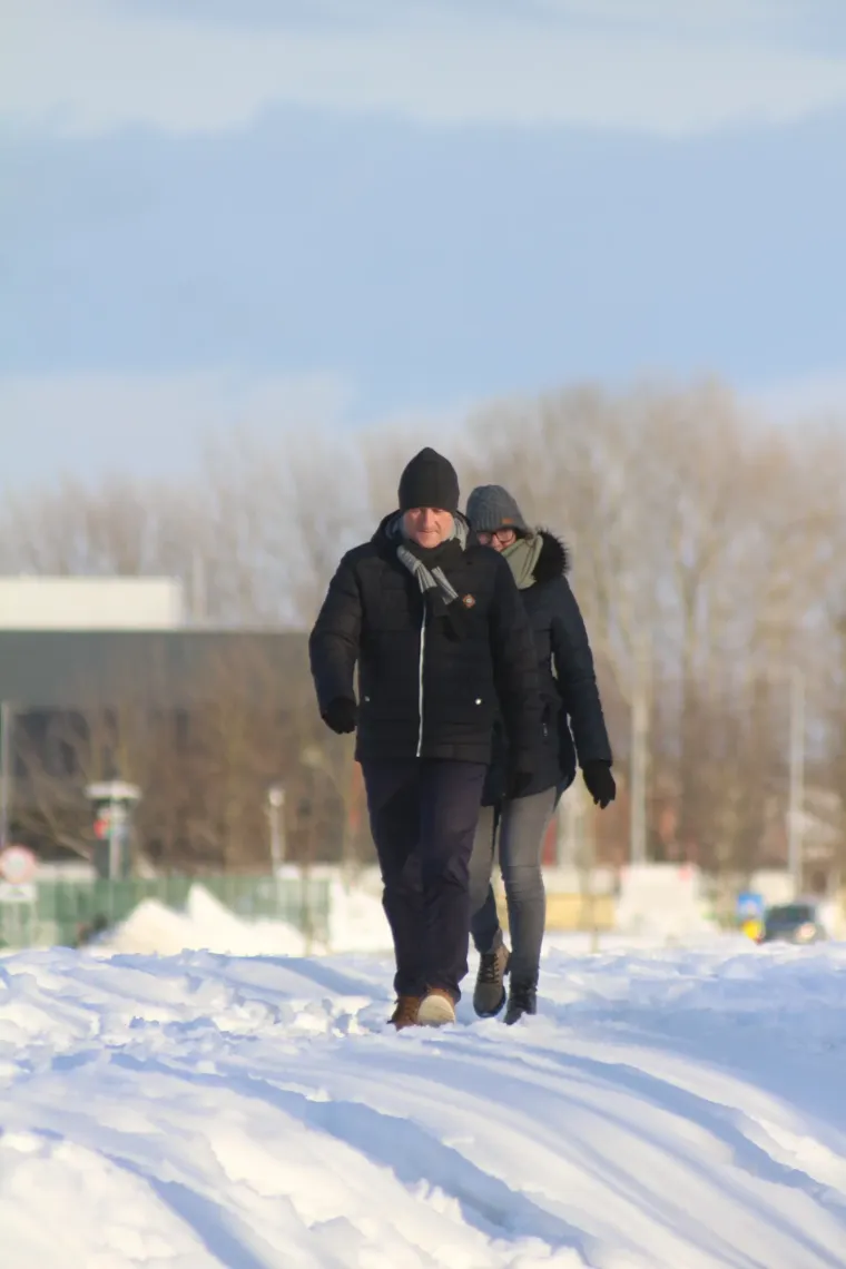 Bome hrabro: Djevojka navukla klizaljke i iza&scaron;la na zaleđeno jezero!