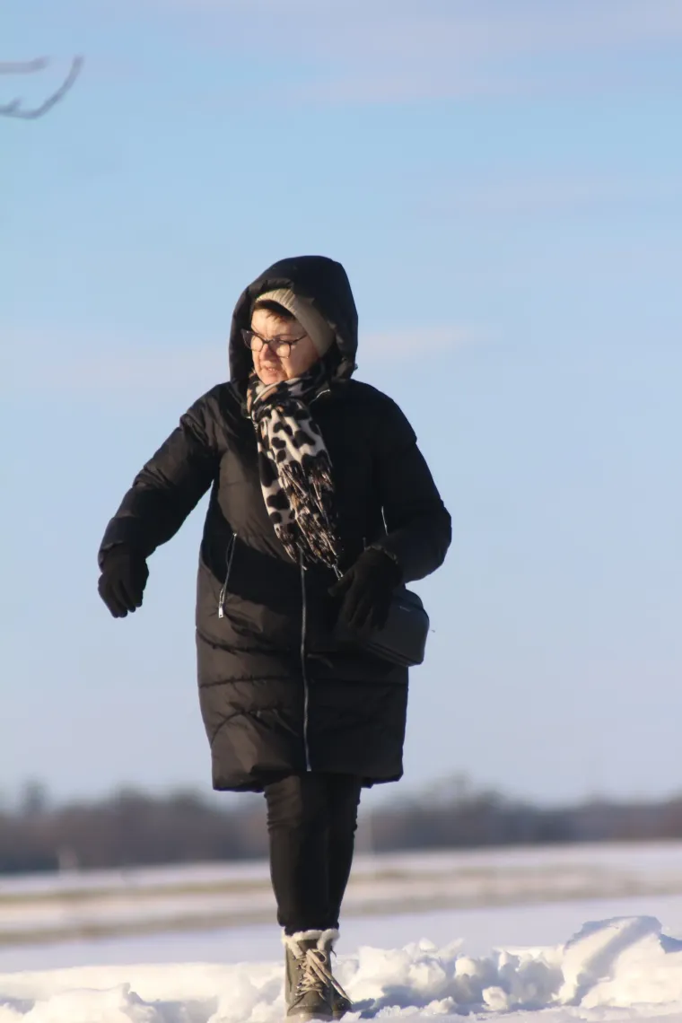 Bome hrabro: Djevojka navukla klizaljke i iza&scaron;la na zaleđeno jezero!