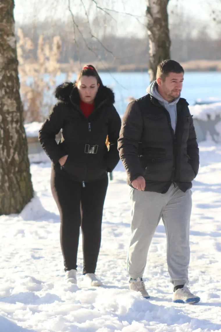 Bome hrabro: Djevojka navukla klizaljke i iza&scaron;la na zaleđeno jezero!