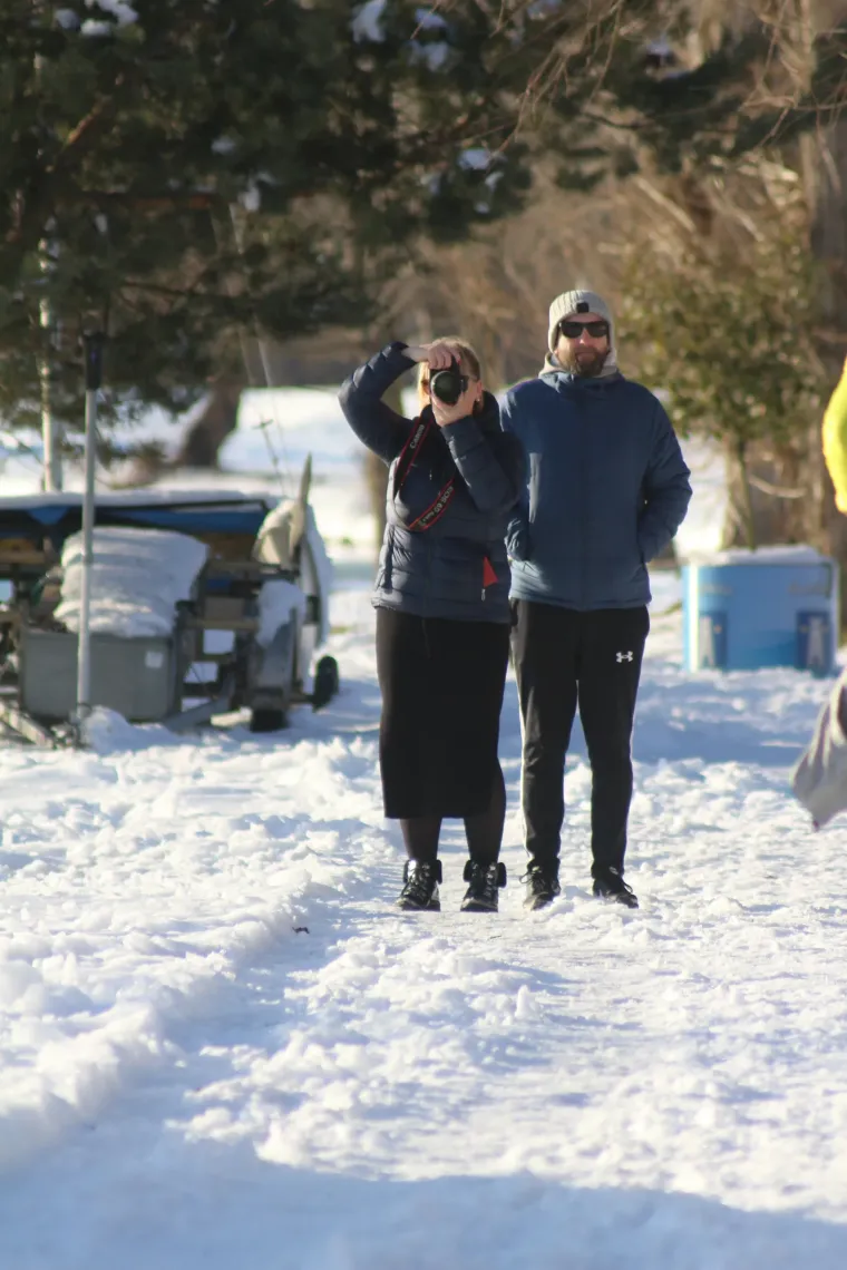 Bome hrabro: Djevojka navukla klizaljke i iza&scaron;la na zaleđeno jezero!