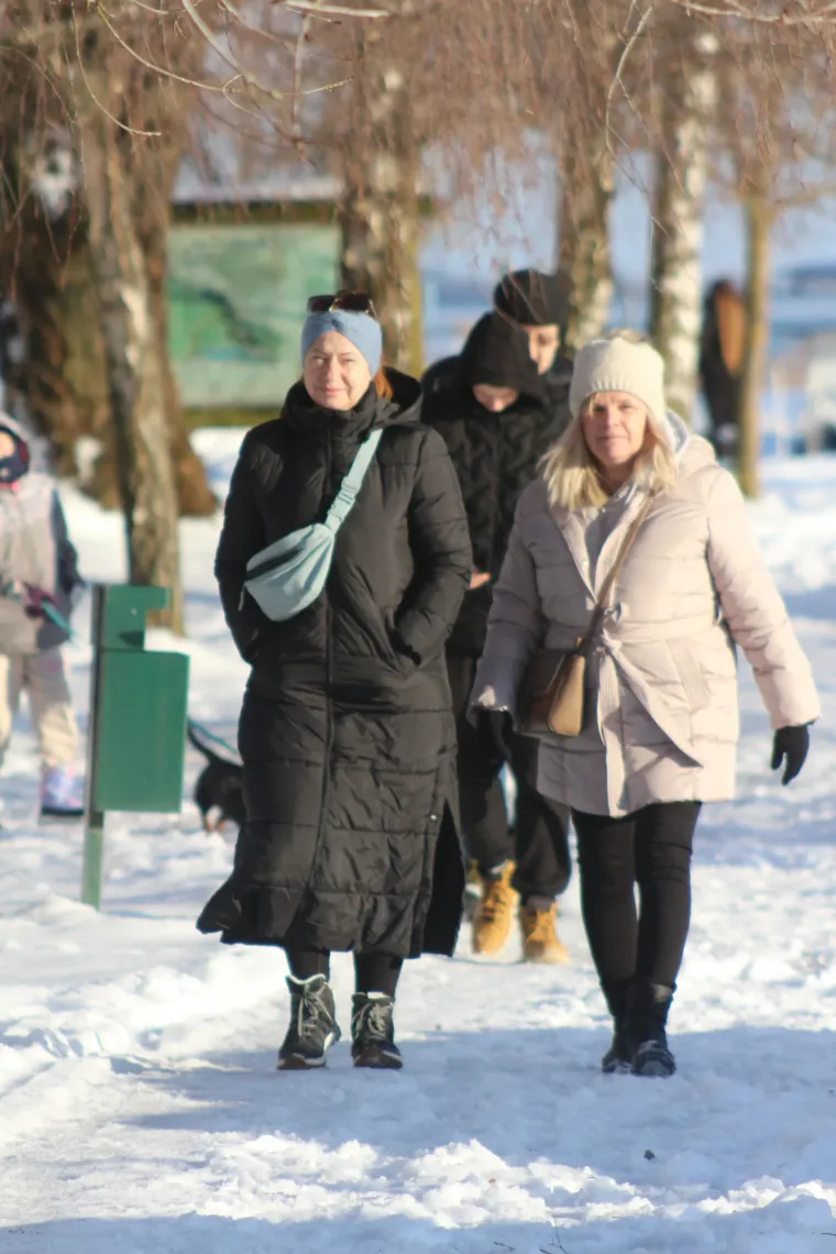 Bome hrabro: Djevojka navukla klizaljke i iza&scaron;la na zaleđeno jezero!