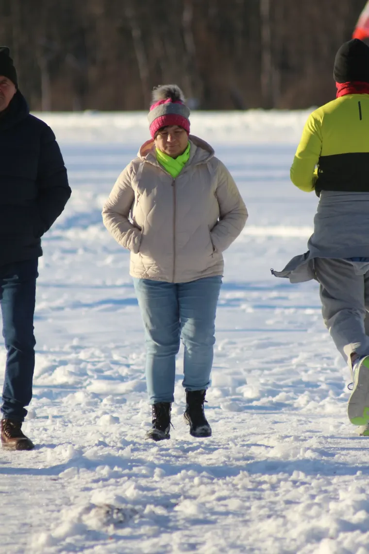 Bome hrabro: Djevojka navukla klizaljke i iza&scaron;la na zaleđeno jezero!