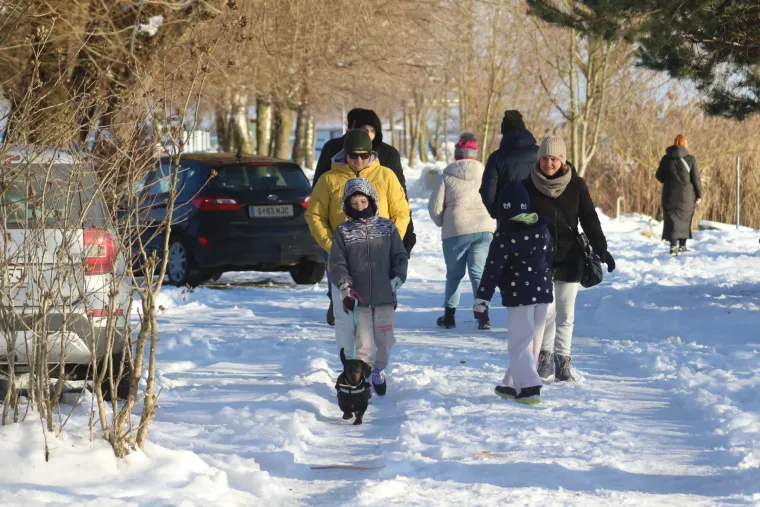 Bome hrabro: Djevojka navukla klizaljke i iza&scaron;la na zaleđeno jezero!