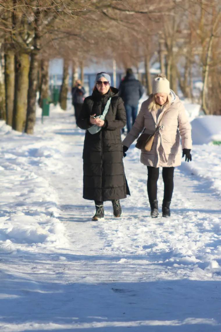 Bome hrabro: Djevojka navukla klizaljke i iza&scaron;la na zaleđeno jezero!