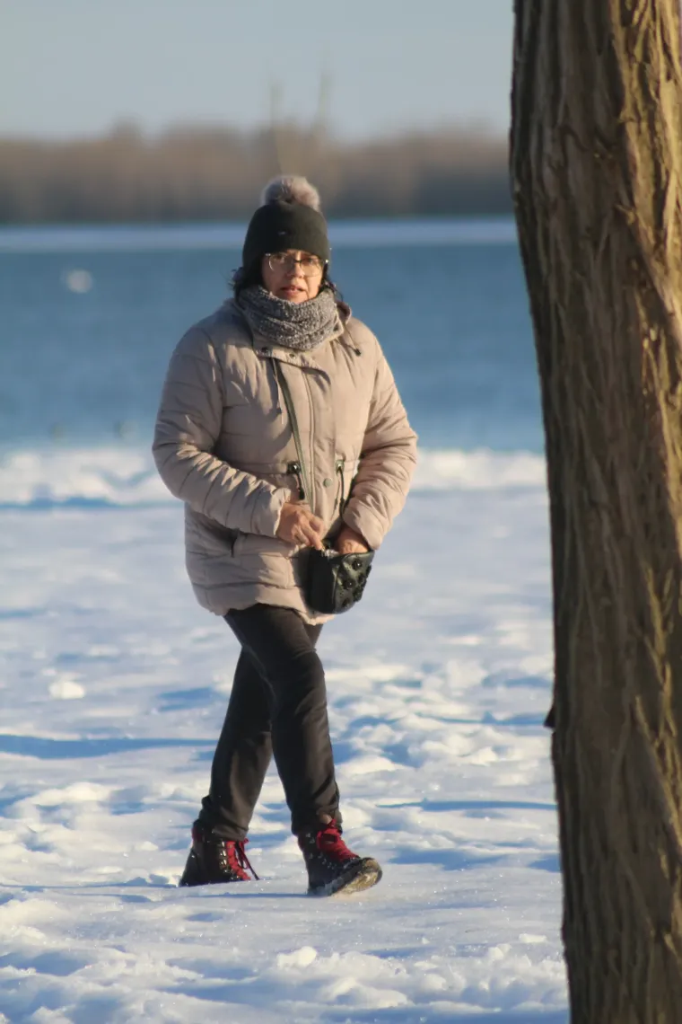 Bome hrabro: Djevojka navukla klizaljke i iza&scaron;la na zaleđeno jezero!